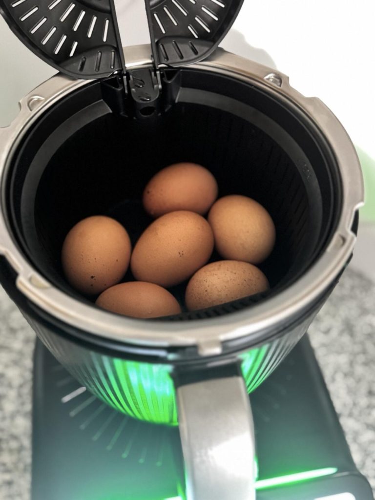 gotowanie jajek w koszyczku